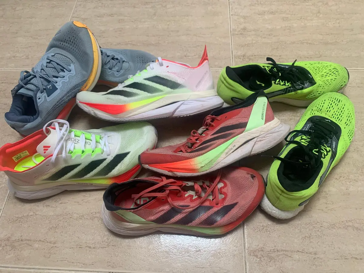 Zapatillas de running con kilómetros, algunas para cambiar por estar ya destrozadas